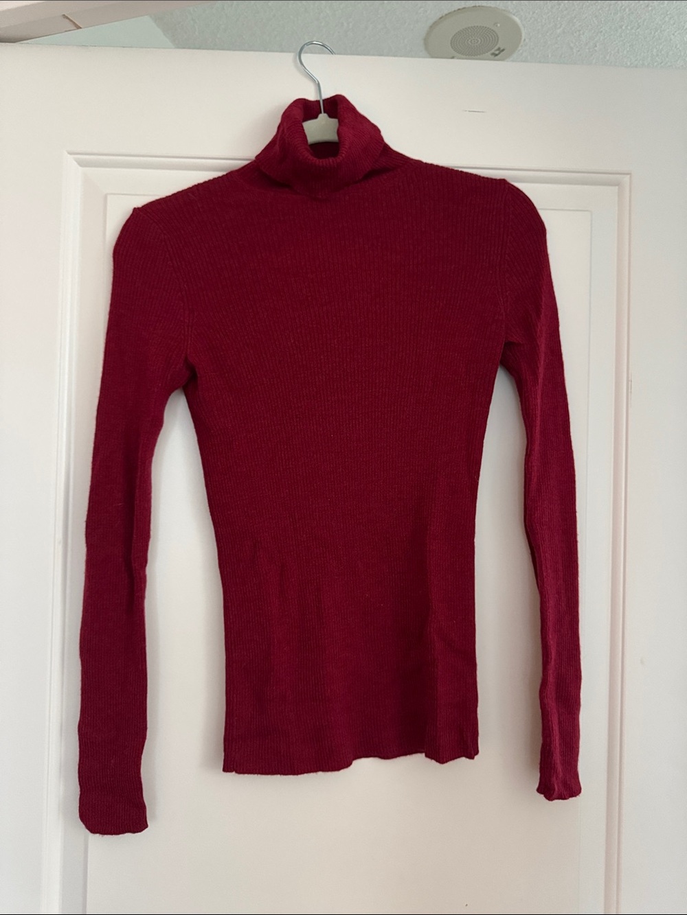 Uniqlo Ribbed Turtleneck Sweater in Burgundy Red